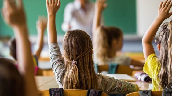 Los vouchers educativos fueron implementados para ayudar a cubrir la cuota del colegio privado con un 75% de aporte estatal,