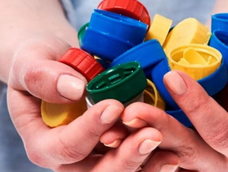 Reciclaje práctico: tapitas plásticas con trucos simples que ordenan y resuelven en casa.