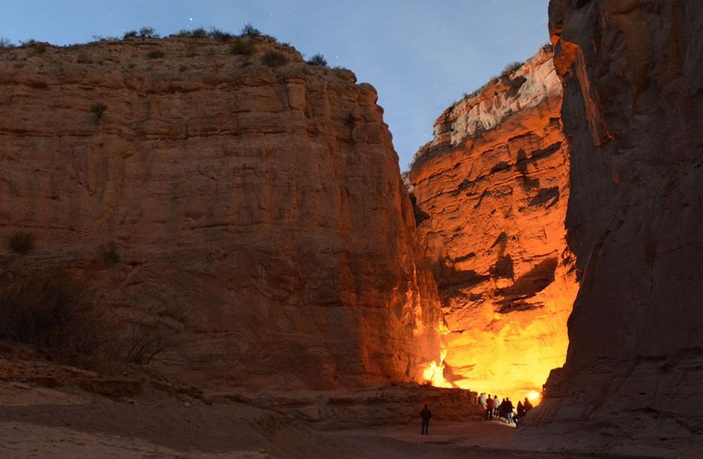 El Cañón de la Salada, en El Desierto de las Huayquerias de San Carlos, permite recorrer paredones de tierras arcillosas que van formando laberintos.