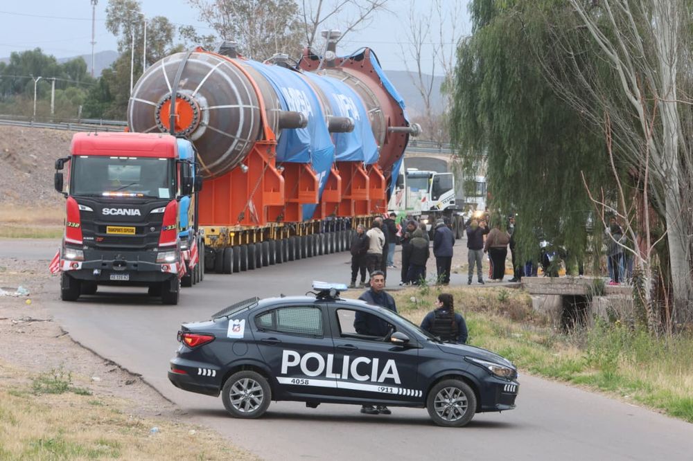 The reactor was moved by Impsa for YPF. In the photo, it is on the side of the South Access.
