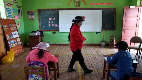 Alicia Cisneros enseña el idioma indígena quechua a estudiantes de primaria en una escuela pública en Licapa, Perú. (Foto AP / Martín Mejía)