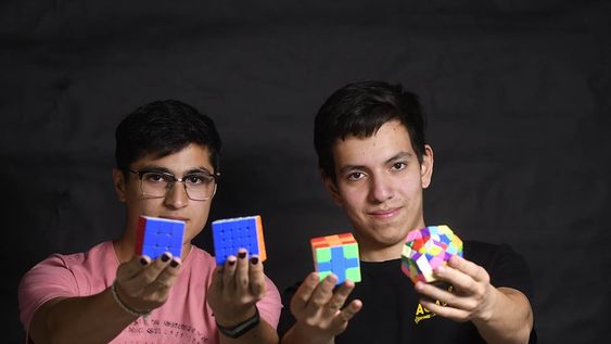 Gabriel Calderón y Jonathan Aroma son integrantes del Club Cuberos de Mendoza que se dedican a armar cubos Rubik. Foto: Marcelo Rolland / Los Andes
