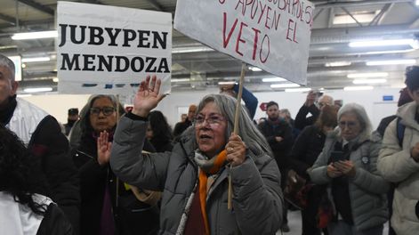 Un numeroso grupo de jubilados invadió hoy a una oficina de Pami en Mendoza en reclamo por su asistencia de salud. Foto: Ramiro Gómez