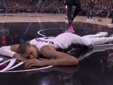 la tremenda caida de la figura de san antonio: el gigante frances quedo noqueado en medio del partido la tremenda caida de la figura de san antonio: el gigante frances quedo noqueado en medio del partido