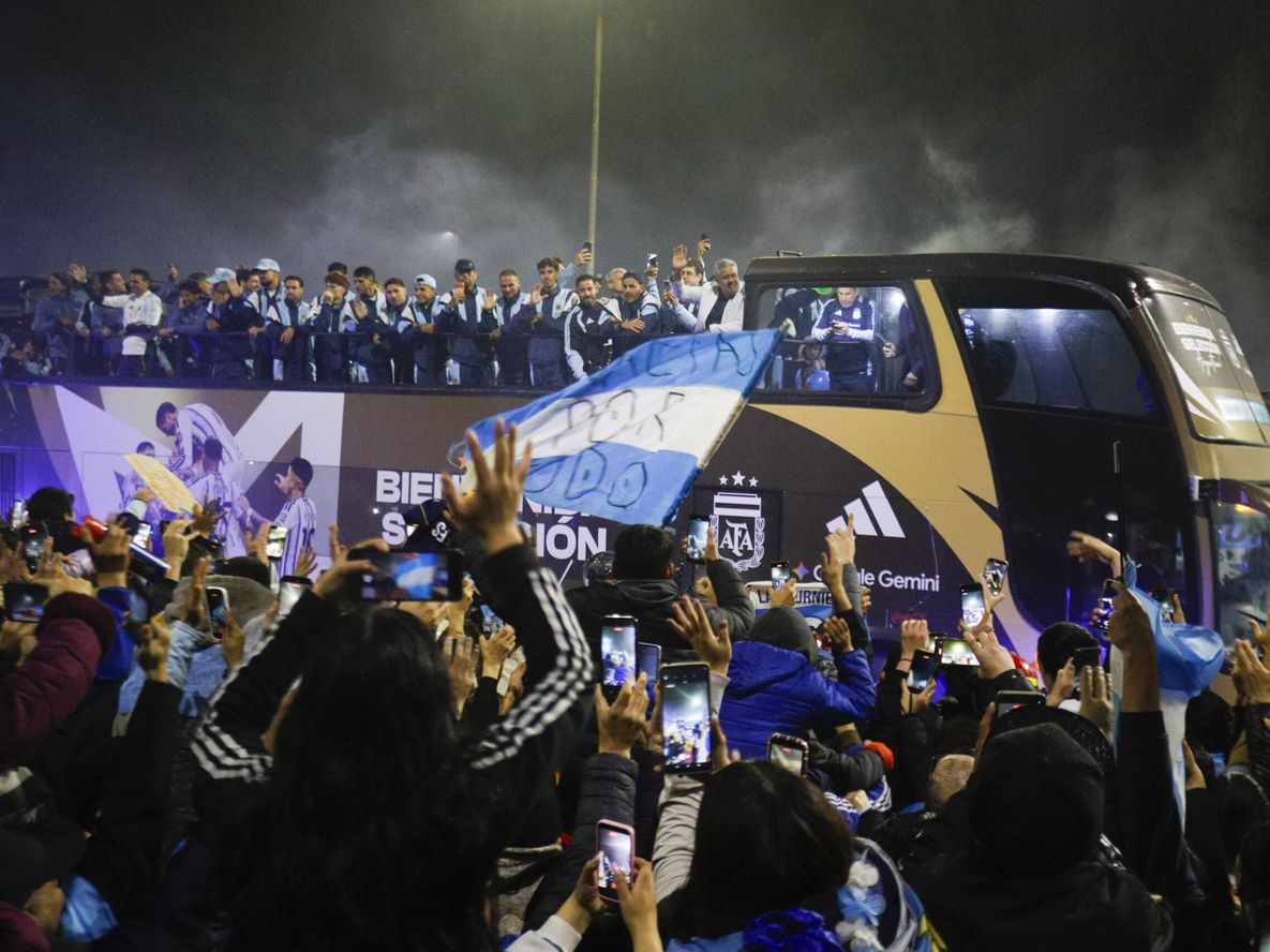 El micro de la Selección argentina llega al predio de la AFA en Ezeiza. Los jugadores y el cuerpo técnico llegaron al país procedente de Nueva York luego de la final de la copa del mundo ante España.