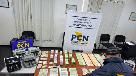 Los Andes | La Policía secuestró dólares, euros y pesos, además de máquinas de contar dinero. / Gentileza Ministerio de Seguridad
