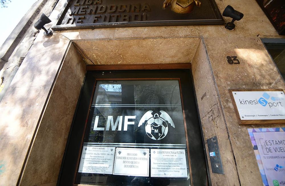 ¿Será intervenida? La sede que maneja el fútbol doméstico, con sede en Garibaldi 83 de Ciudad, afronta una grave crisis institucional desde hacen más de dos años. Su presidente y tesorero están imputados, y el candidato de Suraci (Castillo) podría seguir el mismo camino. La intervención del estado parece la inminente salida. Foto: Claudio Gutiérrez - Los Andes