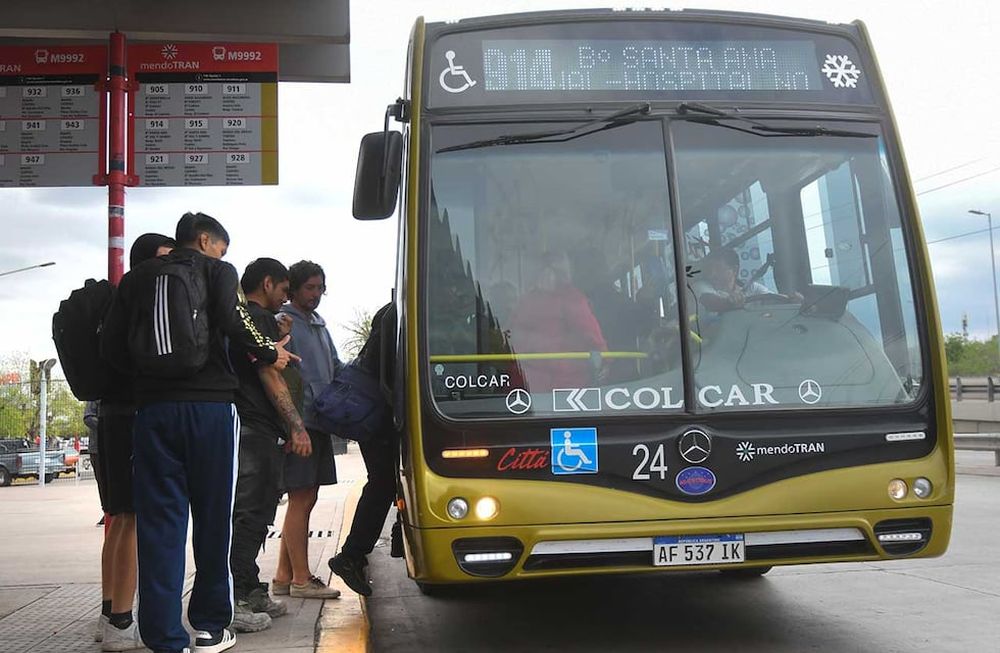 El transporte cuesta 120 pesos hasta el 30 de noviembre. A partir del 1 de diciembre y hasta el 31 de enero de 2024, el costo del pasaje de micros será de $160. Desde el 1 de febrero se irá a $200. Foto: José Gutierrez / Los Andes