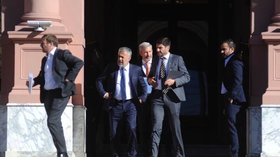 Los gobernadores Alfredo Cornejo (Mendoza), Maximiliano Pullaro (Santa Fe) y Rogelio Frigerio (Entre Ríos) saliendo de Casa Rosada. Los colegas del mendcino recibieron más fondos en ATN Foto: Clarín