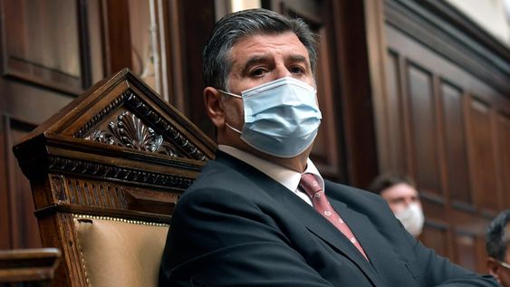 El vicegobernador Mario Abed preside el Senado provincial y es el encargado de tomar los juramentos de los senadores que asumen. Foto: Orlando Pelichotti/ Los Andes