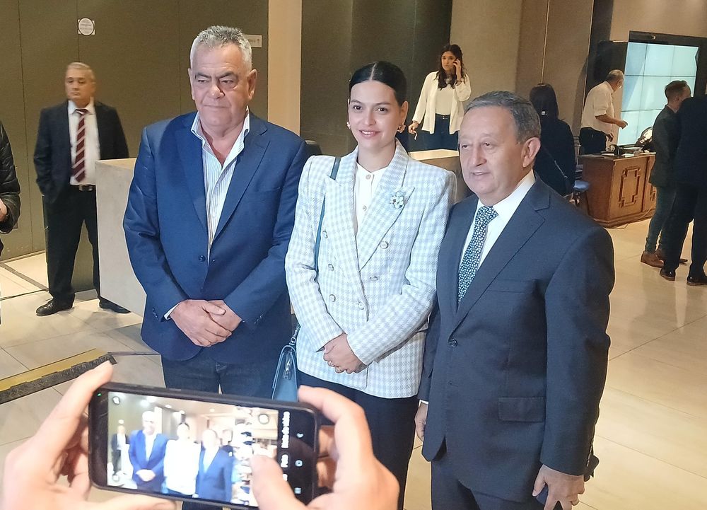 Flor Destéfanis llegó a la asamblea legislativa en compañía de sus colegas peronistas Celso Jaque (Malargüe) y Edgardo González (Lavalle).