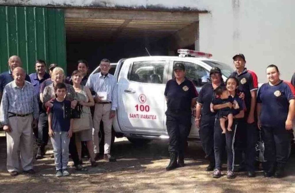 Los bomberos voluntarios de Itatí mostrando el ploteo con el nombre Santi Maratea en las puertas.