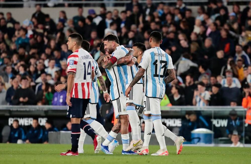 . BUENOS AIRES (ARGENTINA), 12/10/2023.- Jugadores de Argentina celebran un gol hoy, en un partido de las Eliminatorias Sudamericanas para la Copa Mundial de Fútbol 2026 entre Argentina y Paraguay en el estadio Más Monumental en Buenos Aires (Argentina). EFE/ Luciano González