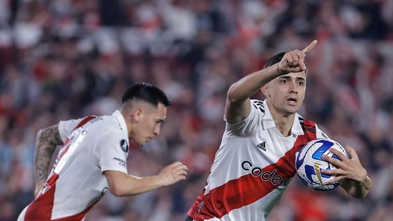 Pablo Solari de River Plate celebra un gol hoy, en un partido de los octavos de final de la Copa Libertadores entre River Plate e Internacional en el estadio Monumental en Buenos Aires (Argentina). EFE/ Juan Ignacio Roncoroni