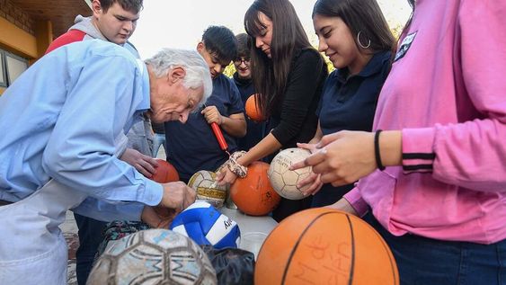 Andrés Rosatto, hermano de la congregación hermanos maristas, enseña a reparar pelotas a chicos de la escuela Santa María de Belén de Las Heras. | Foto: Marcelo Rolland / Los Andes