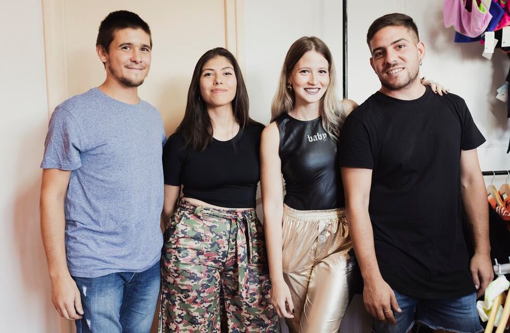 Espacio De fue fundado por cuatro amigos dedicados a diferentes rubros dentro del emprendedurismo y apuestan a la inclusión de las diferentes marcas de indumentaria y accesorios de la región.