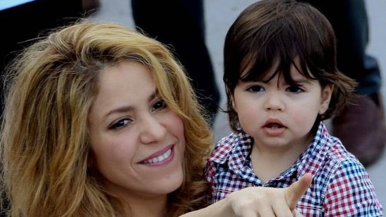 El hijo de Shakira tiene dos años ¡y ya lee!