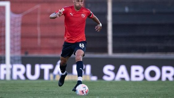 El defensor de Independiente agredió al árbitro en la derrota de su equipo por 4-1 ante Banfield en el Florencio Sola. / Gentileza.
