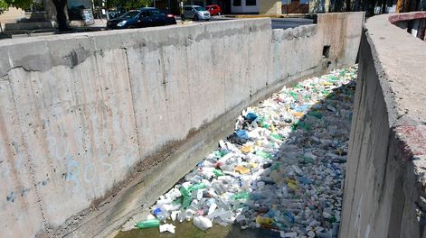 Los Andes | Contaminación en los cauces de agua del Gran MendozaEn la esquina de Juncal y Juana Gorriti de Godoy Cruz, se conectan tres grandes canales de agua, y en esa esquina se genera mucha basura en los sifonesFoto: Orlando Pelichotti / Los Andes