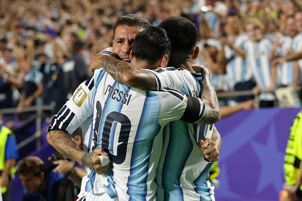 El abrazo que simboliza el gran momento de la Selecci&oacute;n Argentina en el Mundial.&nbsp;