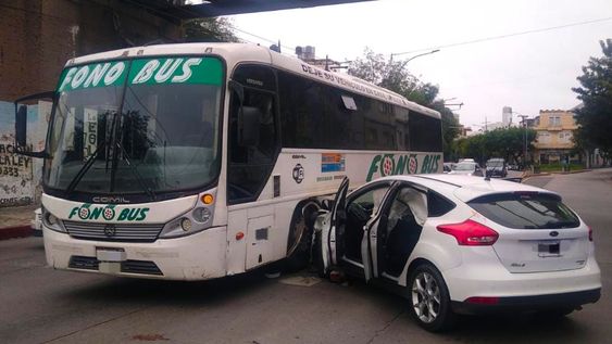 Atropelló a una policía, una camioneta y un colectivo en Córdoba.