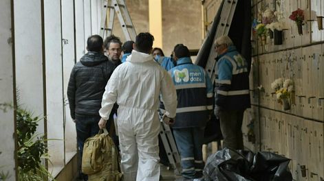 Los Andes | Antropólogos forenses de la UBA, participaron de la exhumación de un cuerpo en el Cementerio que podría ser el de Christian Guardati. / Foto y videos Orlando Pelichotti - Los Andes.
