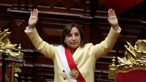 La abogada izquierdista Dina Boluarte juró este miércoles ante el pleno del Congreso como la primera presidenta de la historia de Perú, tras la destitución por el Parlamento de Pedro Castillo, acusado de dar un golpe de Estado. Foto: EFE/ Paolo Aguilar
