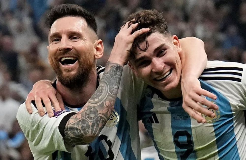 Lionel Messi y Julián Álvarez
