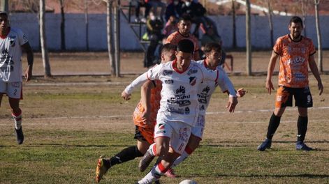 Los Andes | Rivadavia dio el batacazo en el predio de Maipú, se llevó la primera victoria en el torneo y dejó sin invicto y punta al Cruzado.