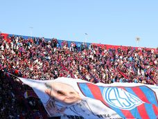 Una enorme bandera con e rostro del Papa Francisco desplegó la hinchada del Ciclón.&nbsp;