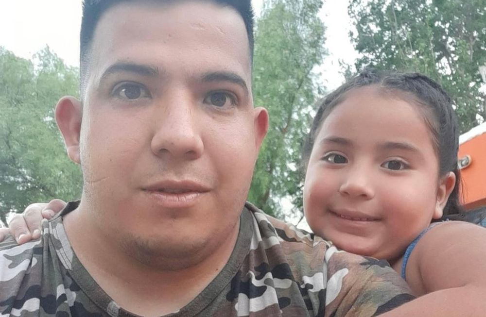 Darío Rosales y su hija, quien sufrió una crisis de asma a bordo del colectivo - Gentileza