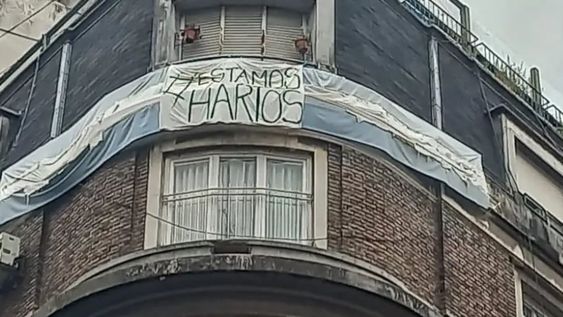 Ximena de Tezanos Pinto, vecina de la vicepresidenta de la Nación en su edificio de Recoleta, cerró todas las persianas y mantuvo la postura sobre la campaña en Twitter.