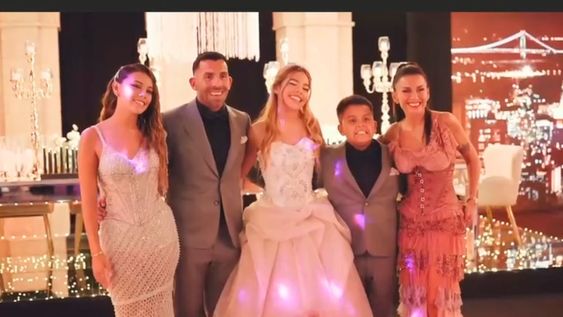 la innovadora fiesta de 15 de la hija de carlos tevez con un avion, duty free y show de damas gratis