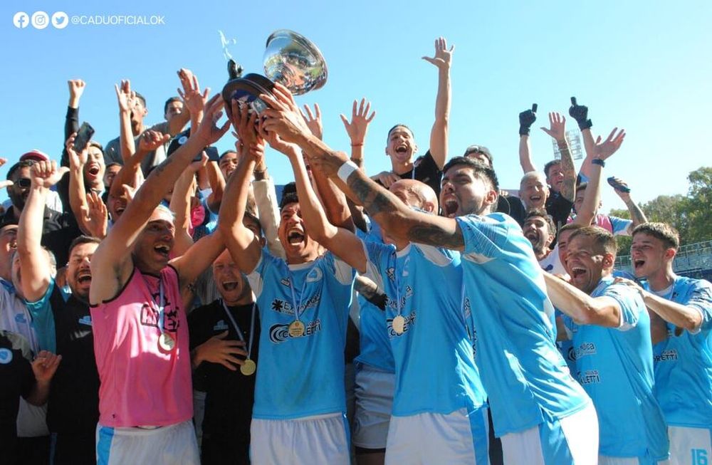 Defensor Unidos de Zárate se consagró campeón de la Primera B Metropolitana, ascendió a la Primera Nacional y jugará ante Godoy Cruz por la Copa Argentina / Prensa CADU.