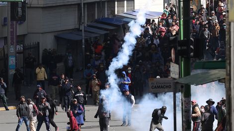 La Paz. Manifestantes se enfrentan con integrantes de la Policía de Bolivia durante una jornada de protestas contra el presidente Rodrigo Paz