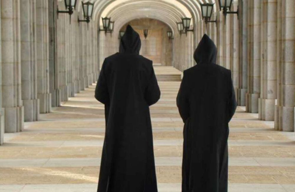 Dos monjes pertenecientes a una corriente integrista de la Iglesia Católica fueron inculpados por haber quemado parcialmente una antena de celulares