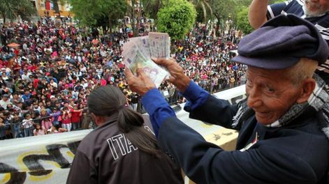El ritual paraguayo que consiste en arrojar billetes desde un campanario