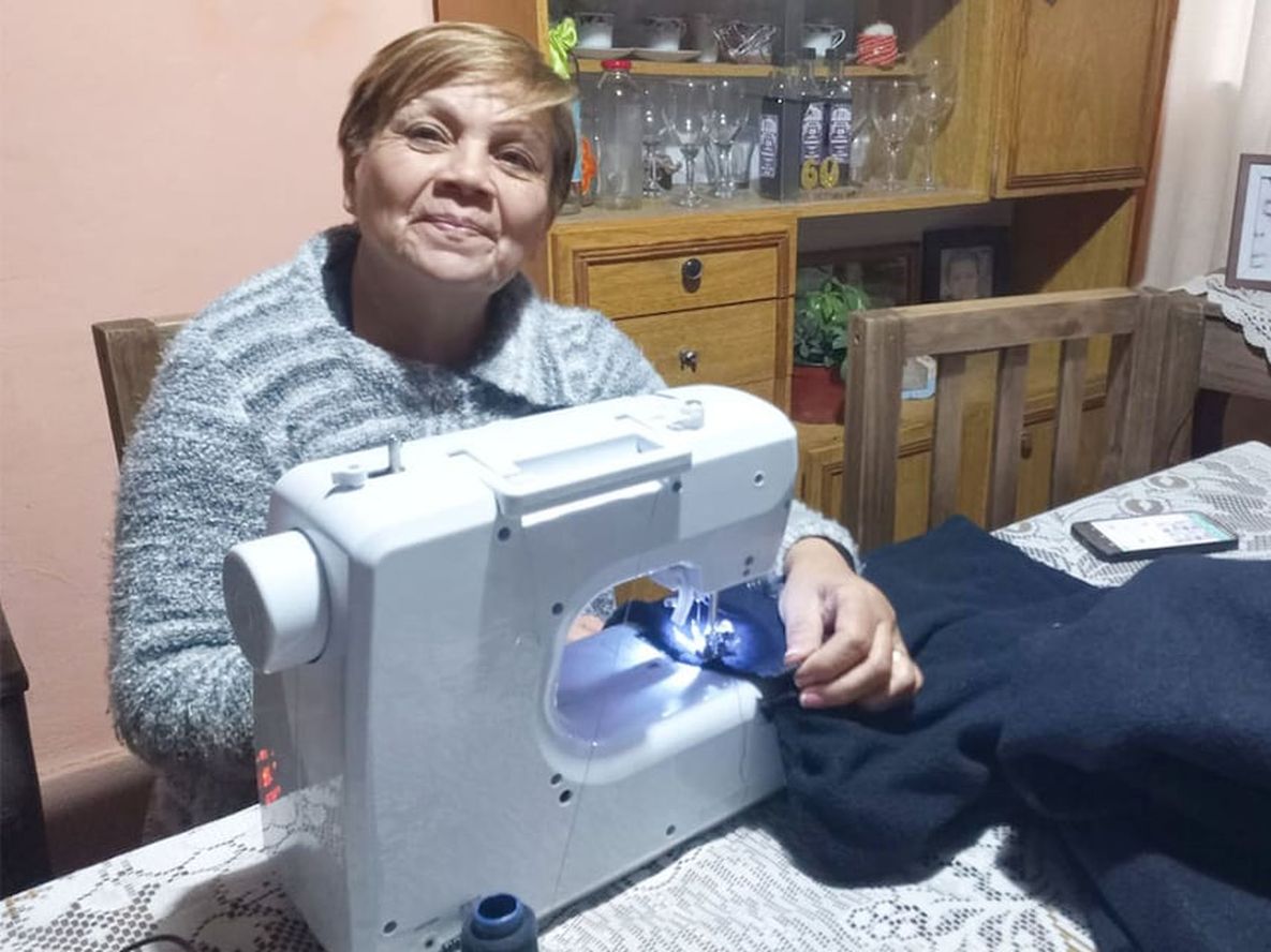 Gladys Cabrera es celadora y cose abrigos para los alumnos de su escuela.