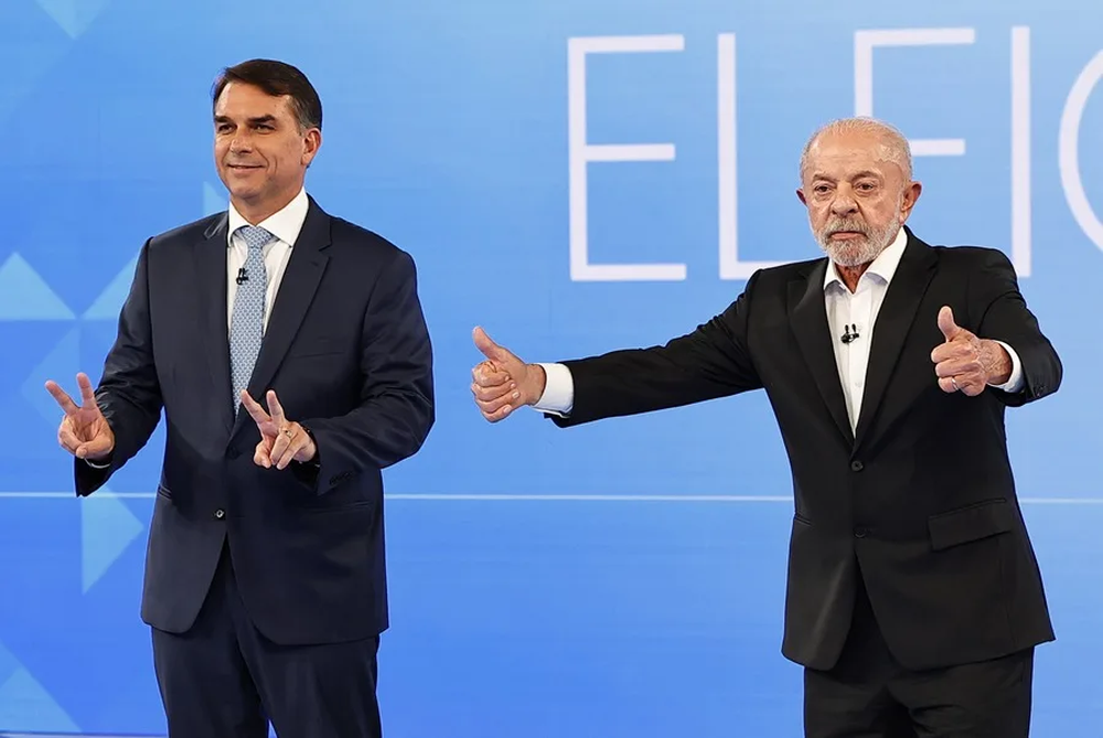 Lula da Silva y Flávio Bolsonaro en el debate presidencial de este viernes.