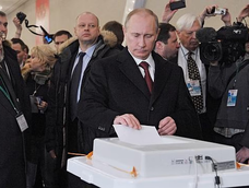 Vladimir Putin vota en las elecciones rusas para renovar la Duma (Parlamento).