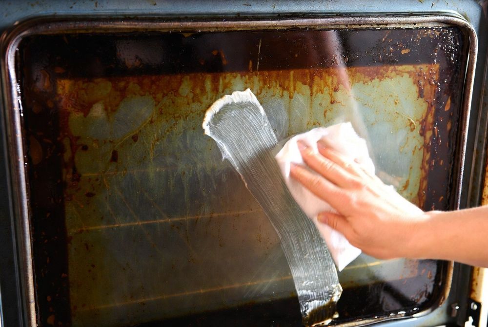 Este ingrediente va a dejar el cristal de tu horno como nuevo.