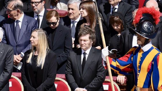 Milei se insoló en el funeral del papa Francisco y lo salvó la magia de Lilia Lemoine