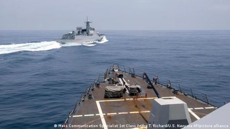 Imagen tomada desde el destructor estadounidense donde se ve a la embarcación china interceptando su curso por el estrecho de Taiwán.