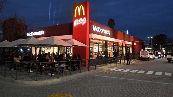 En el sector sur de la terminal de ómnibus de Mendoza, se inauguró el local de comidas rápidas McDonald´s y AutoMacFoto: José Gutierrez / Los Andes