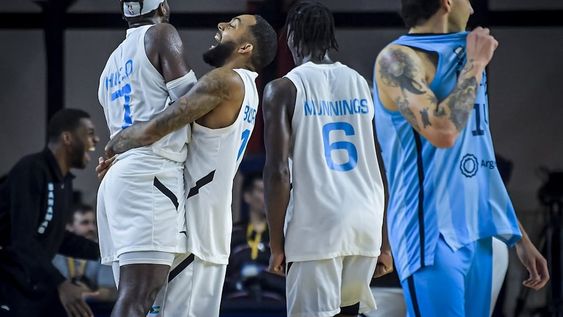 Mientras Bahamas festeja, Argentina, con Gabriel Deck, sufrió una nueva decepción. No estará en el Mundial 2023 ni en los Juegos Olímpicos 2024. (Fiba)