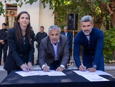 ulpiano suarez y alfredo cornejo entregaron las primeras pistolas taser a preventores de la ciudad ulpiano suarez y alfredo cornejo entregaron las primeras pistolas taser a preventores de la ciudad