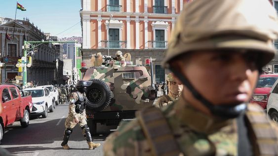 Militares intentan ingresar a la sede del Gobierno de Bolivia, este miércoles en La Paz (Bolivia). El presidente de Bolivia, Luis Arce, nombró en la sede del Ejecutivo a nuevos comandantes del Ejército boliviano en medio de un movimiento militar que calificó de golpe de Estado por parte de Juan José Zuñiga, quien hasta hoy era el comandante general. Foto: EFE/ Luis Gandarillas