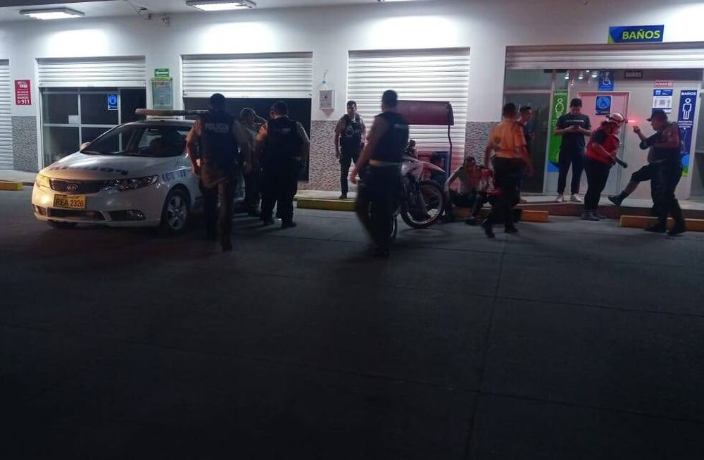 Una cámara de seguridad registró cómo tres policías dentro de su patrulla fueron rodeados y golpeados agresivamente por un grupo criminal fuertemente armado. Foto: Gentileza