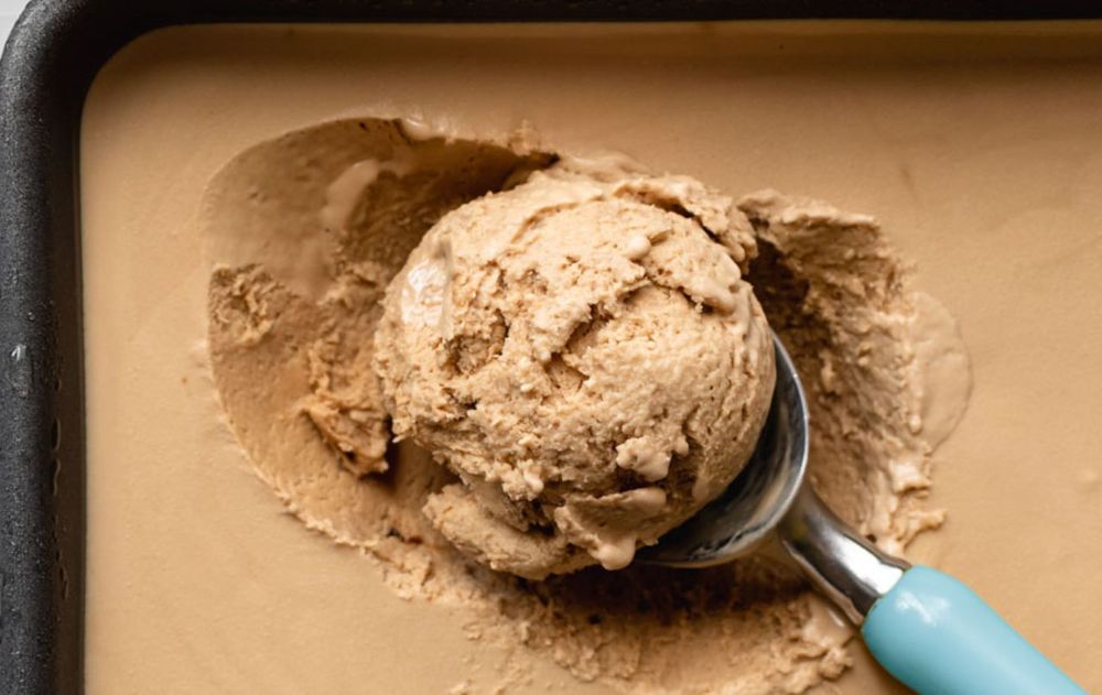 La clave de esta receta está en el batido lento y el enfriado controlado, que ayudan a mantener el helado aireado y parejo.