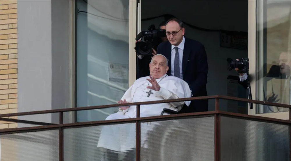 La reaparición del papa Francisco tras 38 días internado: ya fue dado de alta